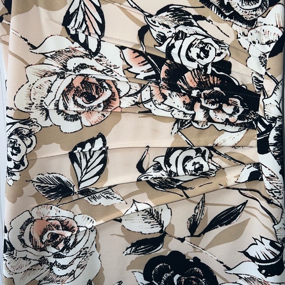 𝐏𝐄𝐀𝐂𝐇 𝐕𝐄𝐋𝐕𝐄𝐓 | FLORAL RUCHED SLEEVELESS DRESS - Picture 5 of 10